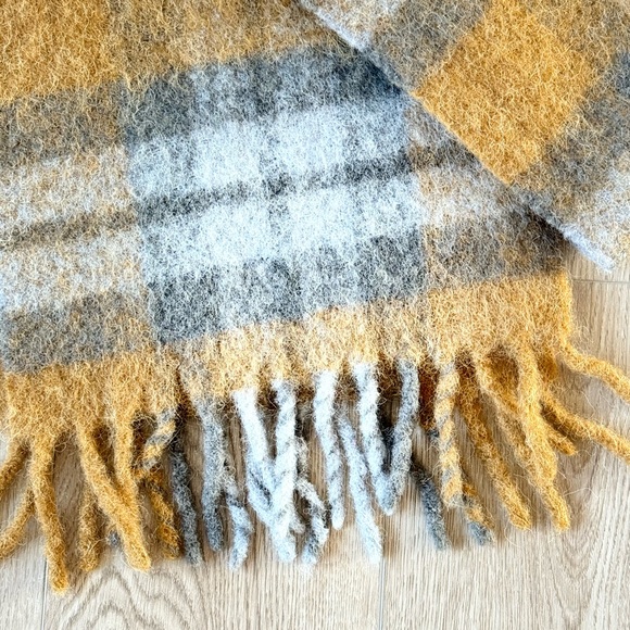 3/$18 Caterina de’ Medici Plaid Scarves Wool Neck Warmer - Gold and Gray Fringe - Picture 2 of 3